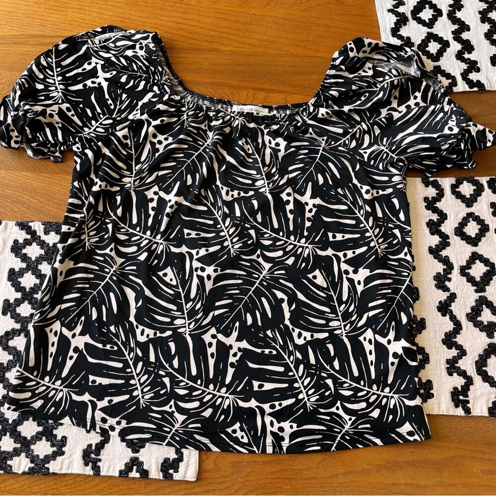 Perseption Concept Black White Leaf Print Cold Shoulder Top Womens medium M